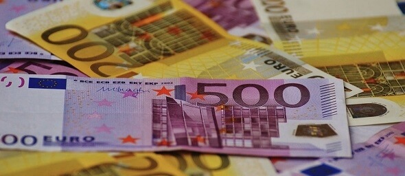 Peníze - bankovky 500 EUR a 200 EUR - ilustrační foto