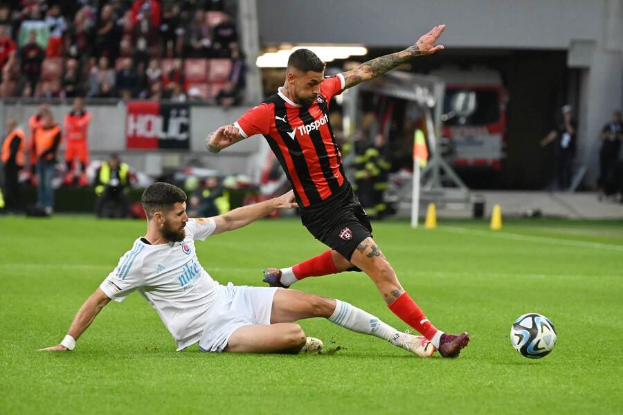 Erik Daniel (Spartak Trnava), na zemi Kennan Bajrič (Slovan Bratislava)